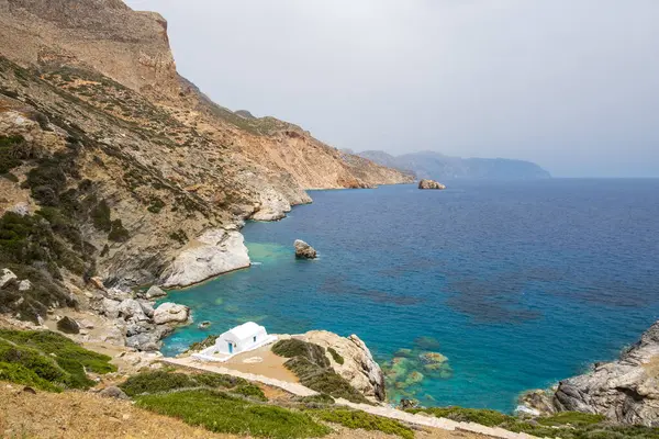 Amorgos 'un Agia Anna plajı, adanın en ünlü plajı. Cyclades, Yunanistan
