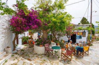 Amorgos, Yunanistan - 17 Mayıs 2024: Amorgos adasındaki Chora köyündeki restoran. Cyclades, Yunanistan