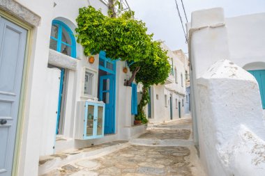 Amorgos adasındaki Chora köyünün merkezinde bir sokak. Cyclades, Yunanistan