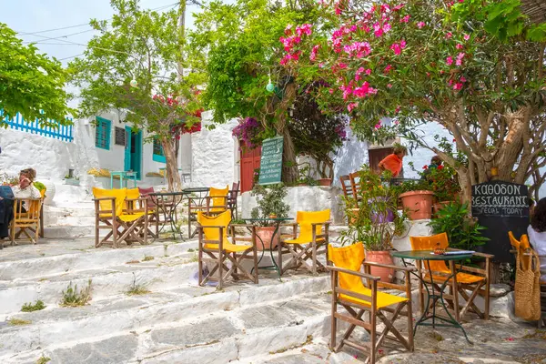 Amorgos, Yunanistan - 18 Mayıs 2024: Amorgos adasındaki Chora köyünde romantik bir restoran. Cyclades, Yunanistan