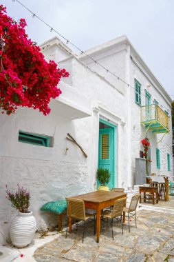 Amorgos adasındaki Chora köyünde dar bir sokakta. Cyclades, Yunanistan
