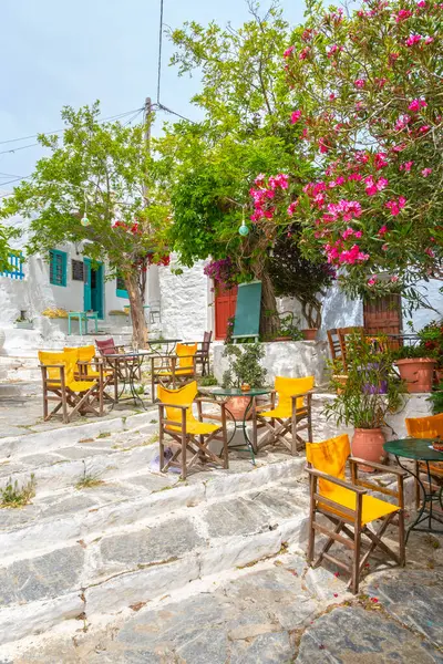 Amorgos adasındaki Chora köyünde romantik bir restoran. Cyclades, Yunanistan