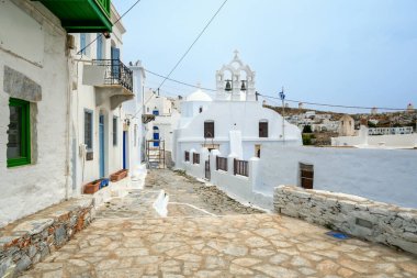 Amorgos adasındaki Chora köyünün merkezinde bir sokak. Cyclades, Yunanistan
