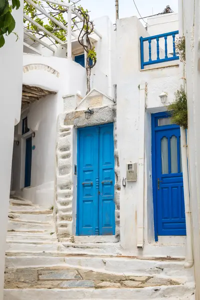 Chora köyünde mavi kapılı bir Yunan evi. Amorgos Adası, Kiklad, Yunanistan
