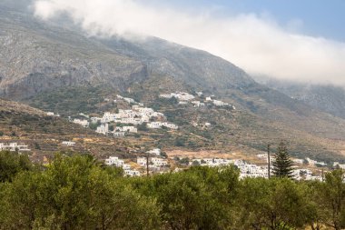 Patatesler Amorgos 'ta, bir tepenin yamaçlarına kurulmuş geleneksel bir köy. Cyclades, Yunanistan