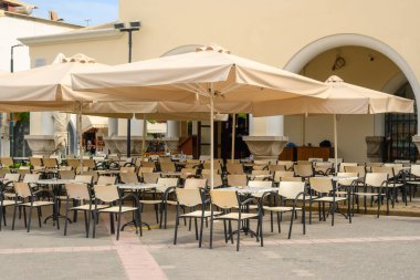 Kos, Yunanistan - 9 Mayıs 2023: Eski Kos Kasabası 'ndaki Eleftherias Center Square. Kos Adası, Dodecanese, Yunanistan