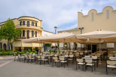 Kos, Yunanistan - 9 Mayıs 2023: Eski Kos Kasabası 'ndaki Eleftherias Center Square. Kos Adası, Dodecanese, Yunanistan