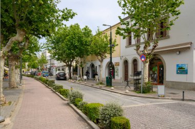 Kos, Yunanistan - 9 Mayıs 2023: Eski Kos Kasabası 'nda sokak. Kos Adası, Dodecanese, Yunanistan