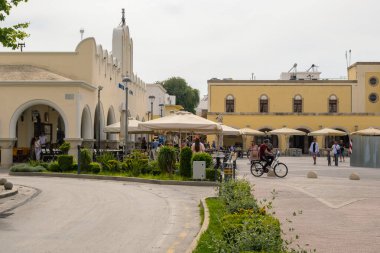 Kos, Yunanistan - 9 Mayıs 2023: Eski Kos Kasabası 'ndaki Eleftherias Center Square. Kos Adası, Dodecanese, Yunanistan
