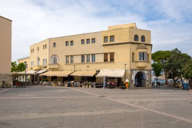 Kos, Yunanistan - 9 Mayıs 2023: Eski Kos Kasabası mimarisi. Kos Adası, Dodecanese, Yunanistan