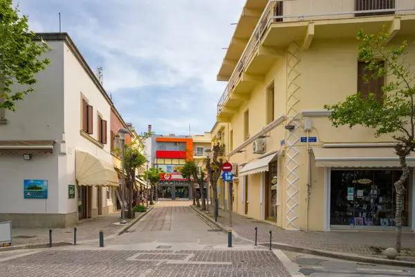 Kos, Yunanistan - 9 Mayıs 2023: Eski Kos Kasabası 'nda sokak. Kos Adası, Dodecanese, Yunanistan