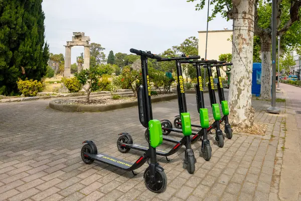 Kos, Yunanistan - 9 Mayıs 2023: Yunanistan 'ın eski Dodecanese kentinin caddesinde elektrikli scooterlar