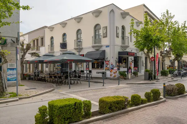 Kos, Yunanistan - 9 Mayıs 2023: Eski Kos Kasabası 'nda sokak. Kos Adası, Dodecanese, Yunanistan