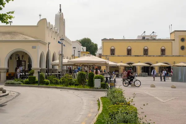 Kos, Yunanistan - 9 Mayıs 2023: Eski Kos Kasabası 'ndaki Eleftherias Center Square. Kos Adası, Dodecanese, Yunanistan