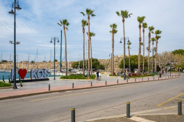 Kos, Yunanistan - 9 Mayıs 2023: Kos kasabasında deniz kenarında gezinti. Dodekanese, Yunanistan