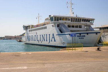 Split, Hırvatistan - 8 Haziran 2025: Hırvatistan 'ın Split limanındaki Jadrolinija Marjan Rijeka feribotu