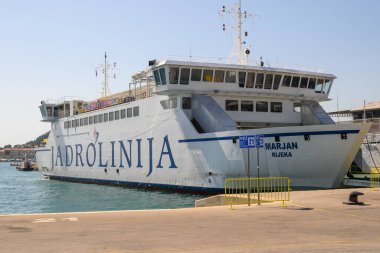 Split, Hırvatistan - 8 Haziran 2025: Hırvatistan 'ın Split limanındaki Jadrolinija Marjan Rijeka feribotu