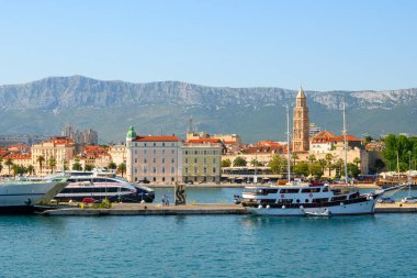 Split, Hırvatistan - 8 Haziran 2025: Hırvatistan 'daki Split feribot limanı. Katedral kulesi olan tarihi merkez..