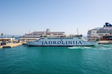 Split, Hırvatistan - 8 Haziran 2025: Hırvatistan 'ın Split limanındaki Jadrolinija Hrvat Rijeka feribotu