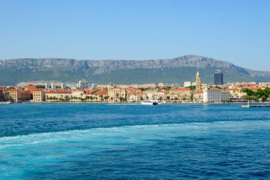 Ayrıl, Hırvatistan. Limanı olan kıyı turistik kenti manzarası.