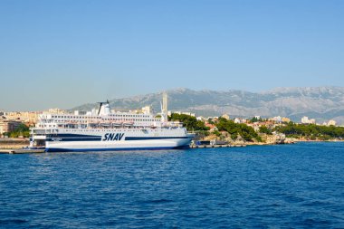 Split, Hırvatistan - 8 Haziran 2025: SNAV için çalışan yolcu kargo gemisi MSC Aurelia. Split Limanı. Hırvatistan