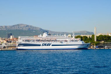 Split, Hırvatistan - 8 Haziran 2025: SNAV için çalışan yolcu kargo gemisi MSC Aurelia. Split Limanı. Hırvatistan