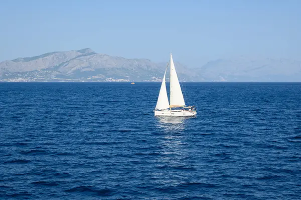 Adriyatik Denizi 'nde bir yat, arkasında da Hırvat kıyıları var.