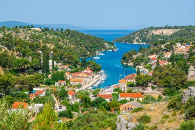 Hırvatistan 'ın Dalmaçya kentinin Brac adasının batı kıyısındaki Picturesque Bobovisca na moru köyü