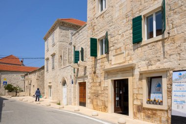 Brac, Hırvatistan - 10 Haziran 2025: Hırvatistan 'ın Brac adasındaki Pucisca kentinin geleneksel mimarisi