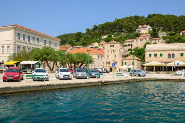 Brac, Hırvatistan - 10 Haziran 2025: Hırvatistan 'ın Brac adasındaki Pucisca kasabası