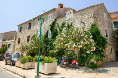 Brac, Hırvatistan - 10 Haziran 2025: Brac adasının kuzey kıyısındaki Pucisca kasabasındaki geleneksel Hırvat evi. Hırvatistan