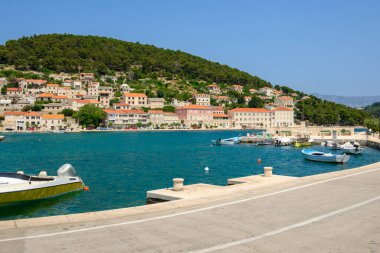 Brac adasının kuzey kıyısındaki Pucisca koyunda. Hırvatistan