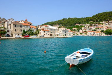 Brac adasının kuzey kıyısındaki Pucisca koyunda. Hırvatistan