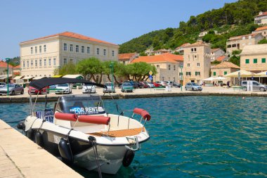 Brac, Hırvatistan - 10 Haziran 2025: Hırvatistan 'ın Brac adasındaki Pucisca kasabasında kiralık tekne