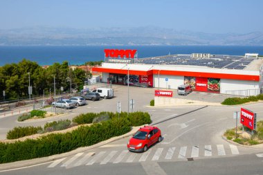 Brac, Hırvatistan - 10 Haziran 2025: Tommy hypermarket, Hırvatistan 'ın önde gelen perakende zincirlerinden biri. Supetar, Brac, Hırvatistan