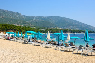 Brac, Hırvatistan - 11 Haziran 2025: Hırvatistan 'ın Brac adasındaki Zlatni Rat plajı (Altın Boynuz)