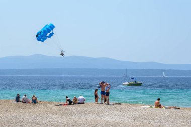 Brac, Hırvatistan - 11 Haziran 2025: Hırvatistan 'ın Brac adasındaki Zlatni Rat plajı (Altın Boynuz)
