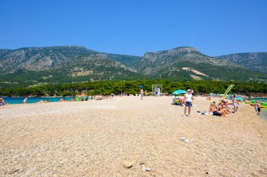 Brac, Hırvatistan - 11 Haziran 2025: Hırvatistan 'ın Brac adasındaki Zlatni Rat plajı (Altın Boynuz)