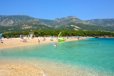 Brac, Hırvatistan - 11 Haziran 2025: Hırvatistan 'ın Brac adasındaki Zlatni Rat plajı (Altın Boynuz)