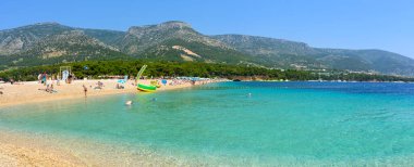 Brac, Hırvatistan - 11 Haziran 2025: Hırvatistan 'ın Brac adasındaki Zlatni Rat plajı (Altın Boynuz)