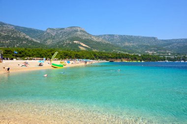 Brac, Hırvatistan - 11 Haziran 2025: Hırvatistan 'ın Brac adasındaki Zlatni Rat plajı (Altın Boynuz)