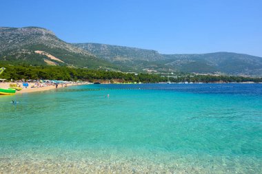 Brac, Hırvatistan - 11 Haziran 2025: Hırvatistan 'ın Brac adasındaki Zlatni Rat plajı (Altın Boynuz)