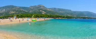 Brac, Hırvatistan - 11 Haziran 2025: Hırvatistan 'ın Brac adasındaki Zlatni Rat plajı (Altın Boynuz)