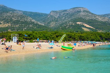 Brac, Hırvatistan - 11 Haziran 2025: Hırvatistan 'ın Brac adasındaki Zlatni Rat plajı (Altın Boynuz)