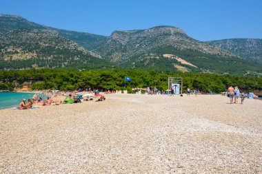 Brac, Hırvatistan - 11 Haziran 2025: Hırvatistan 'ın Brac adasındaki Zlatni Rat plajı (Altın Boynuz)