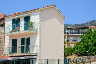 Brac adasında Bol kasabasında tipik bir yaz apartmanı. Hırvatistan