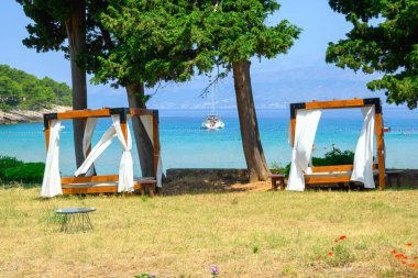 Hırvatistan 'ın Brac adasının kuzey kesiminde yer alan Lovrecina plajı