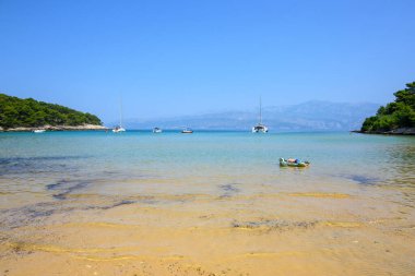 Brac, Hırvatistan - 12 Haziran 2025: Çocuklu aileler için ideal sığ sulara sahip kumlu Lovrecina Sahili. Hırvatistan 'ın Brac adasının kuzey kıyıları