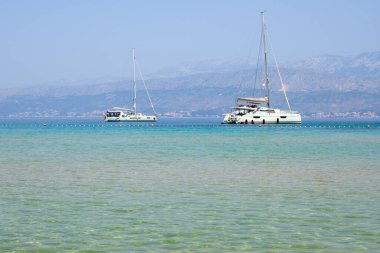 Lovrecina Körfezi mavi denizde yelkenli teknelerle, Brac Adası, Hırvatistan