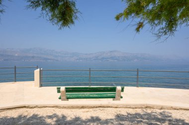 Postira 'daki Brac adasındaki sahil gezisi. Hırvatistan